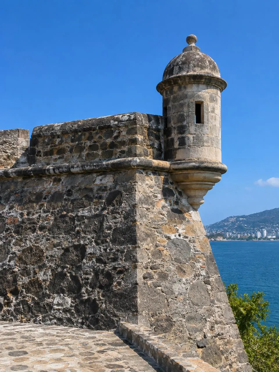 Muralla y garita del Fuerte de San Diego con cielo azul