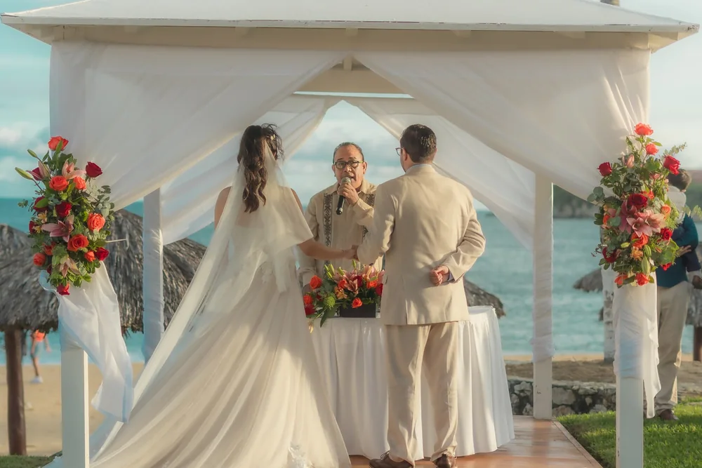 Ceremonia bajo un gazebo blanco junto al mar