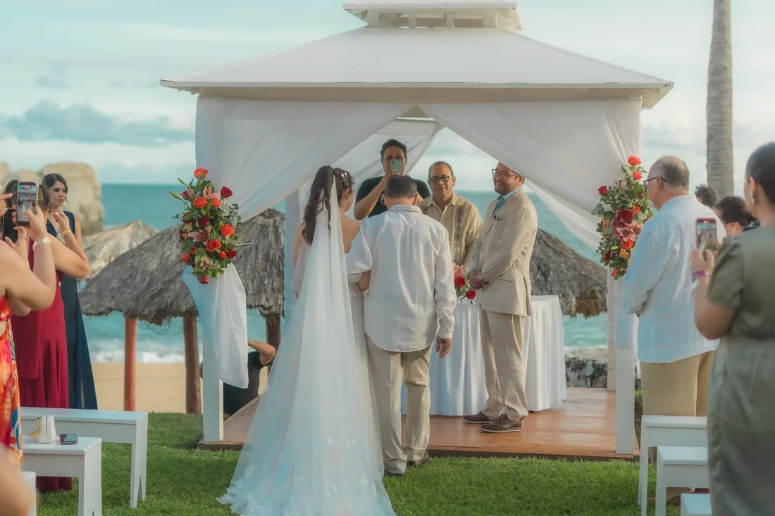 Novia caminando hacia el altar junto al mar