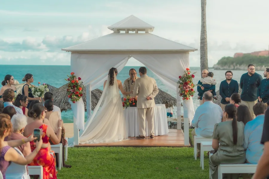 Ceremonia con gazebo blanco frente al mar