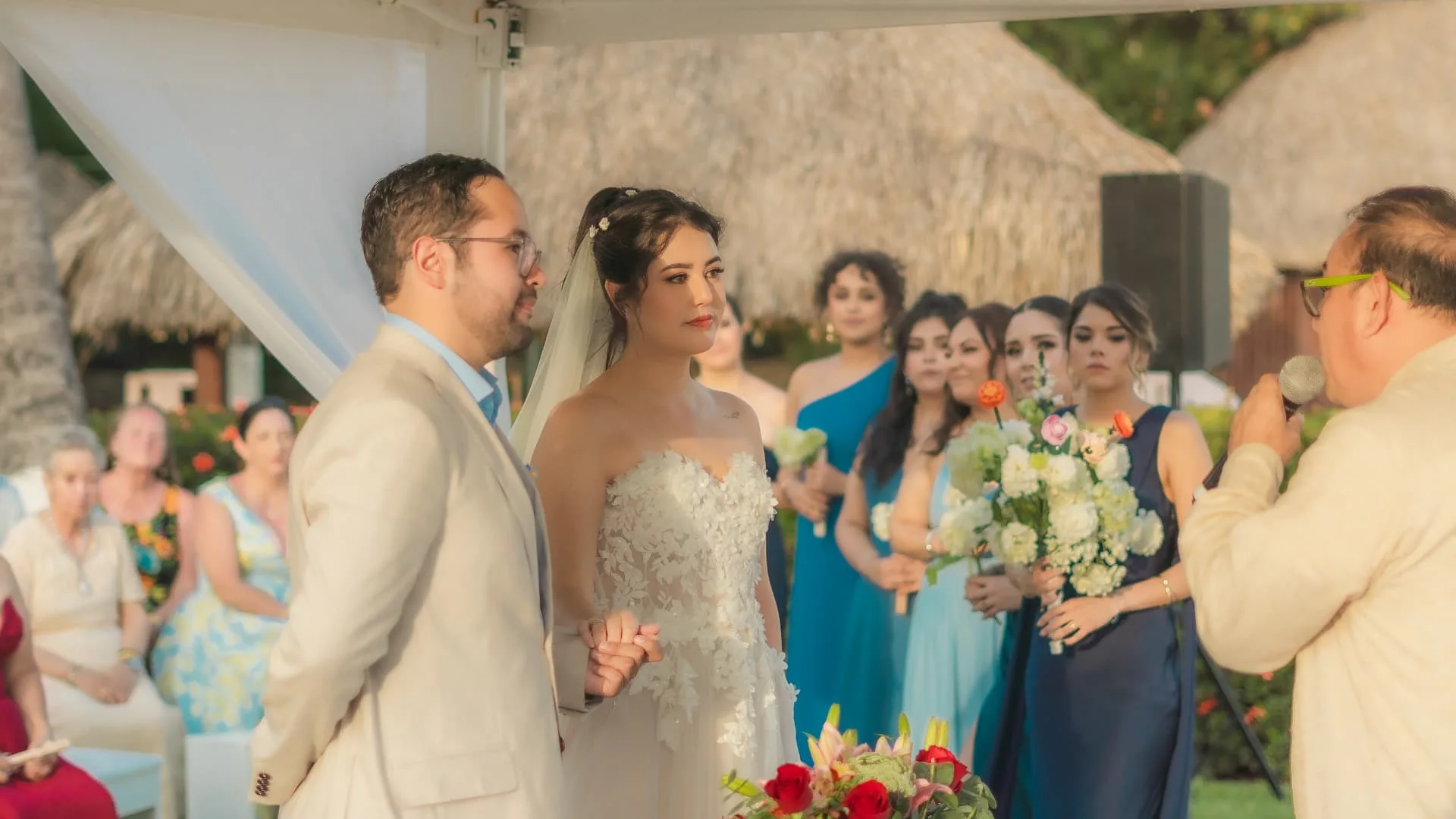 Novios durante su ceremonia rodeados de sus invitados