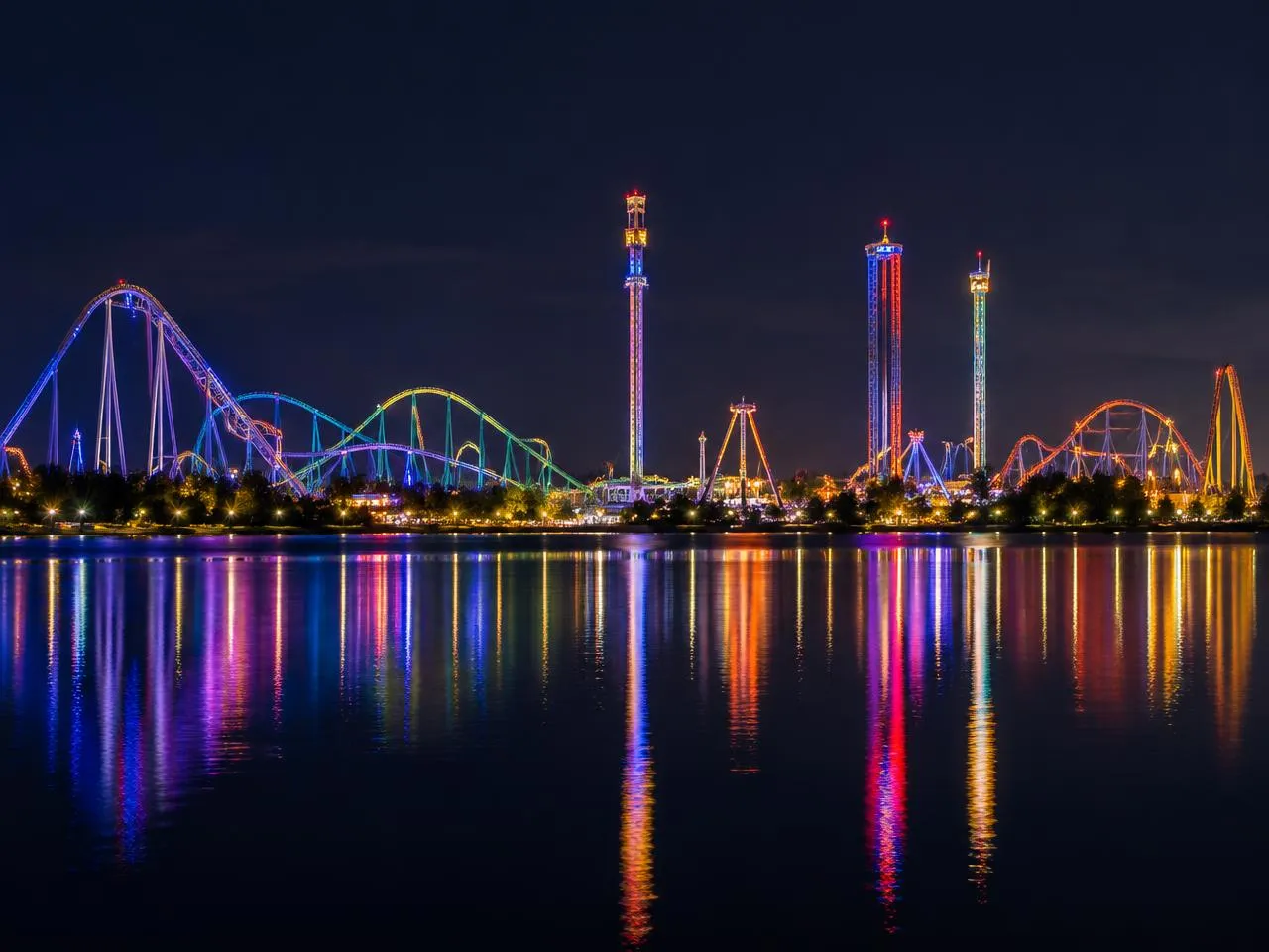 Atracciones nocturnas reflejadas en el agua