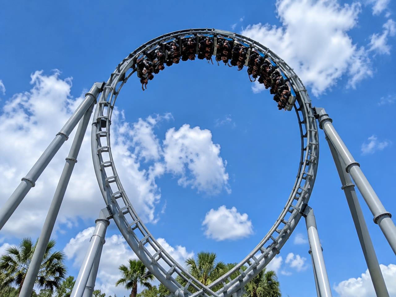 Montaña rusa con un rizo bajo el cielo azul de Florida