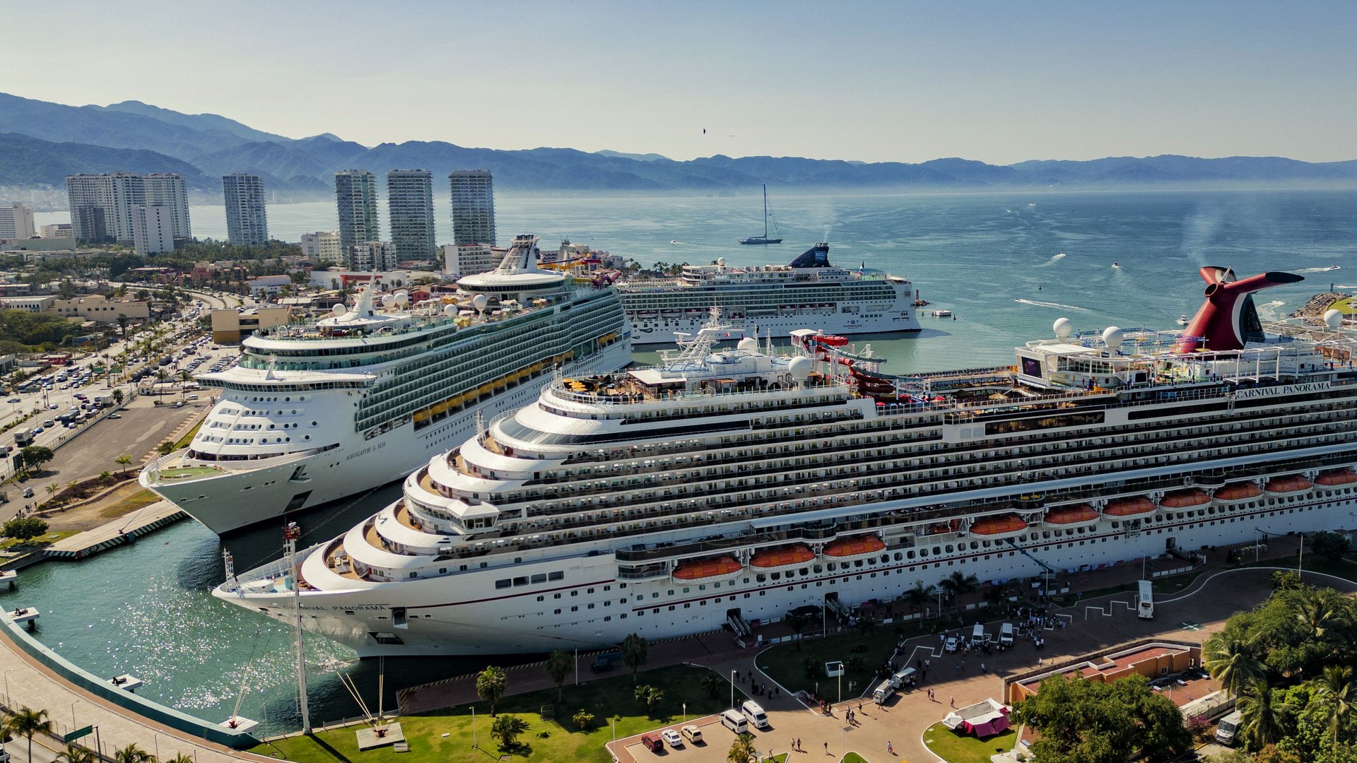 Dos cruceros atracados frente a la bahía de Puerto Vallarta