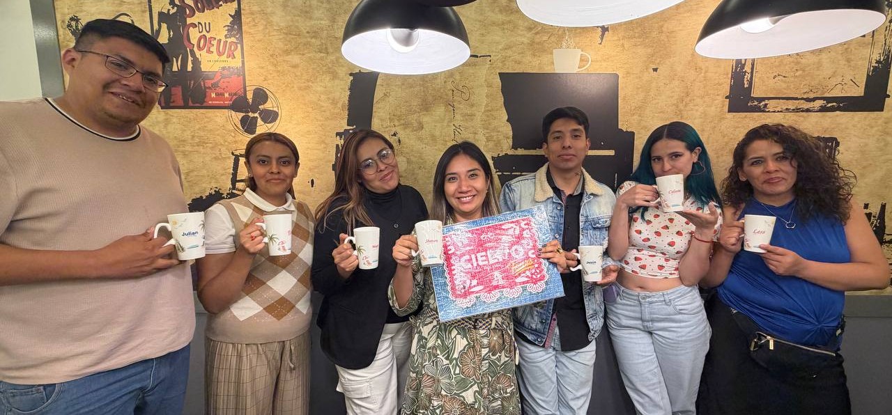 Los siete integrantes del equipo de Cielito Tours sosteniendo tazas de la marca