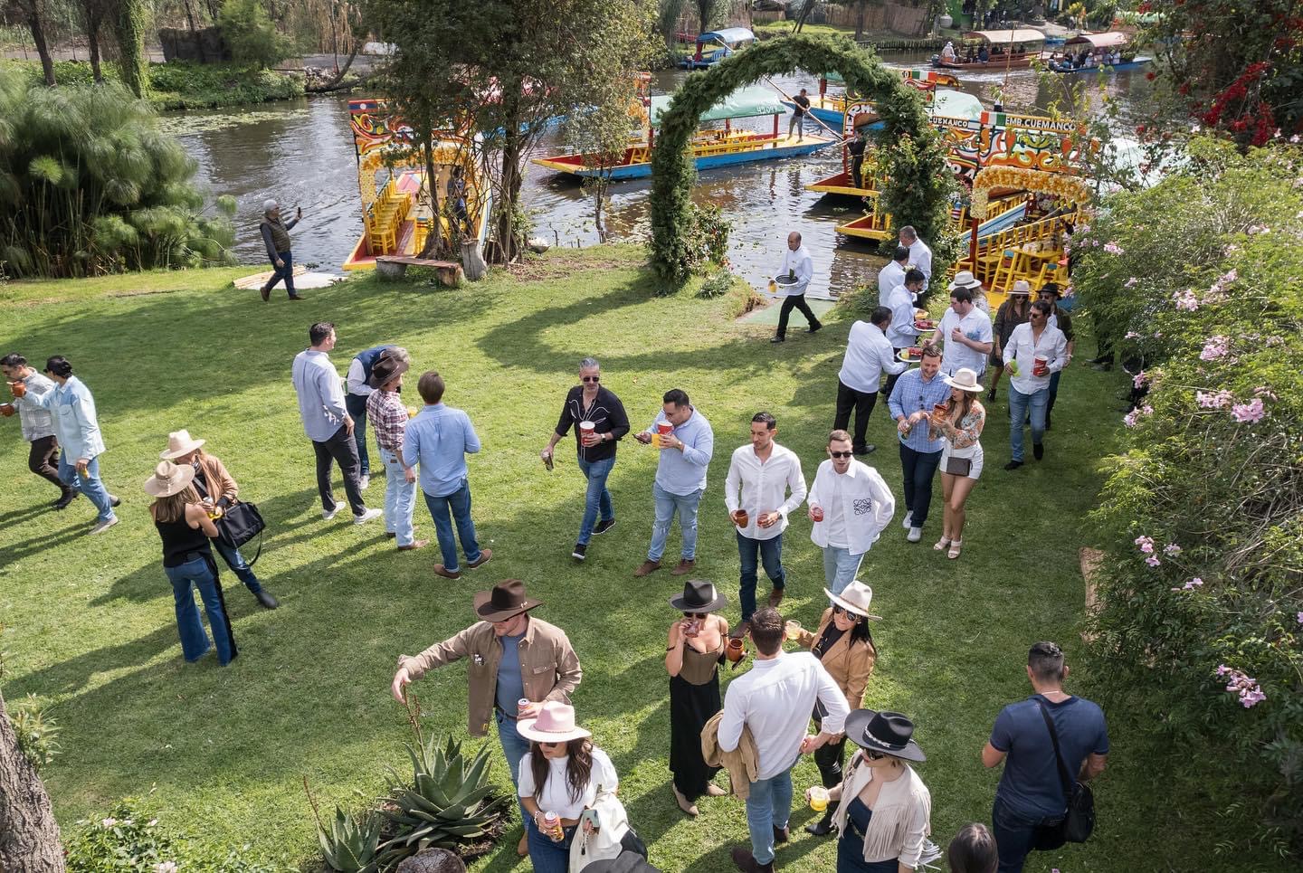 Grupo de asistentes en un evento al aire libre