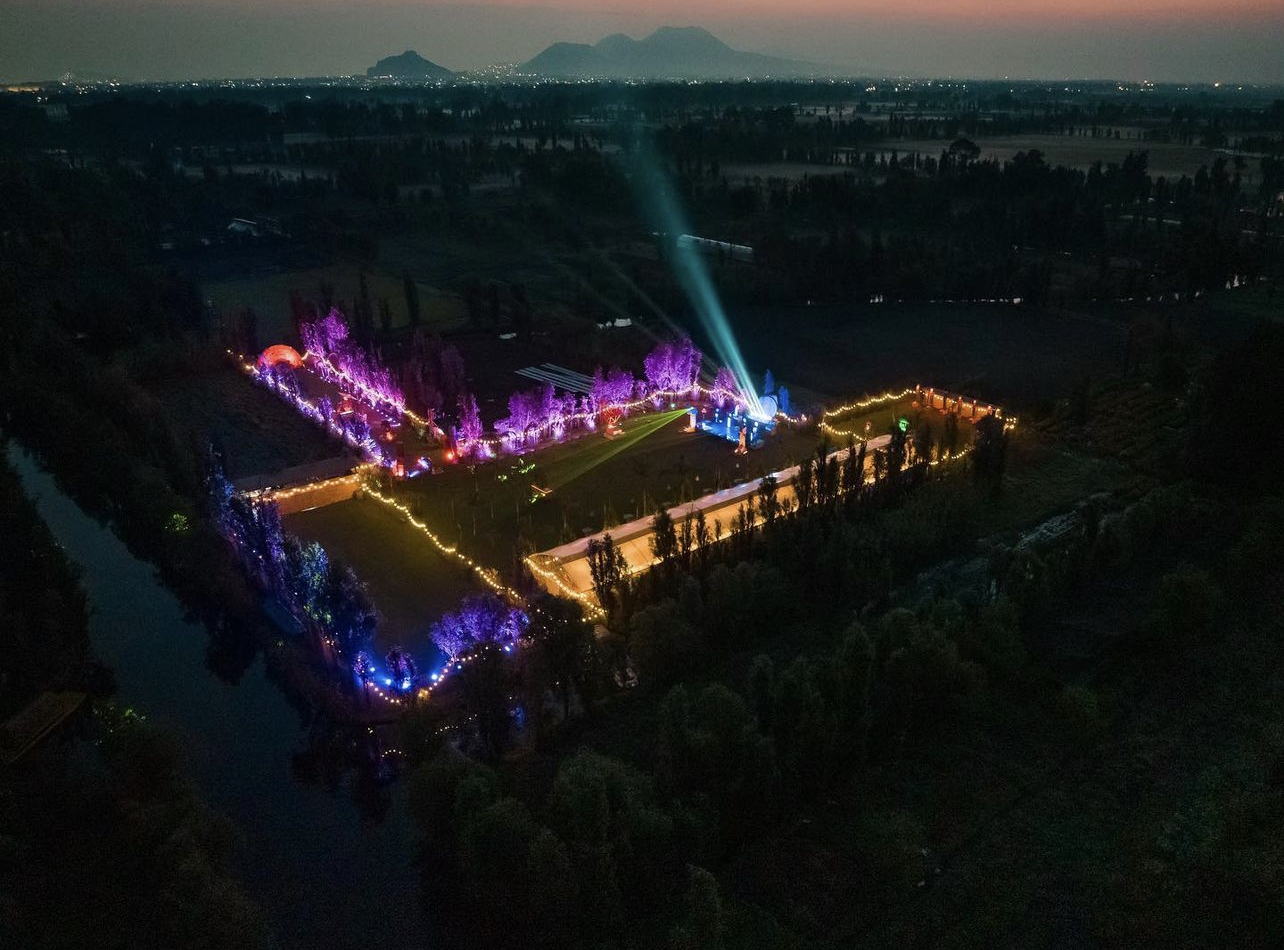 Vista aérea de un evento deportivo iluminado
