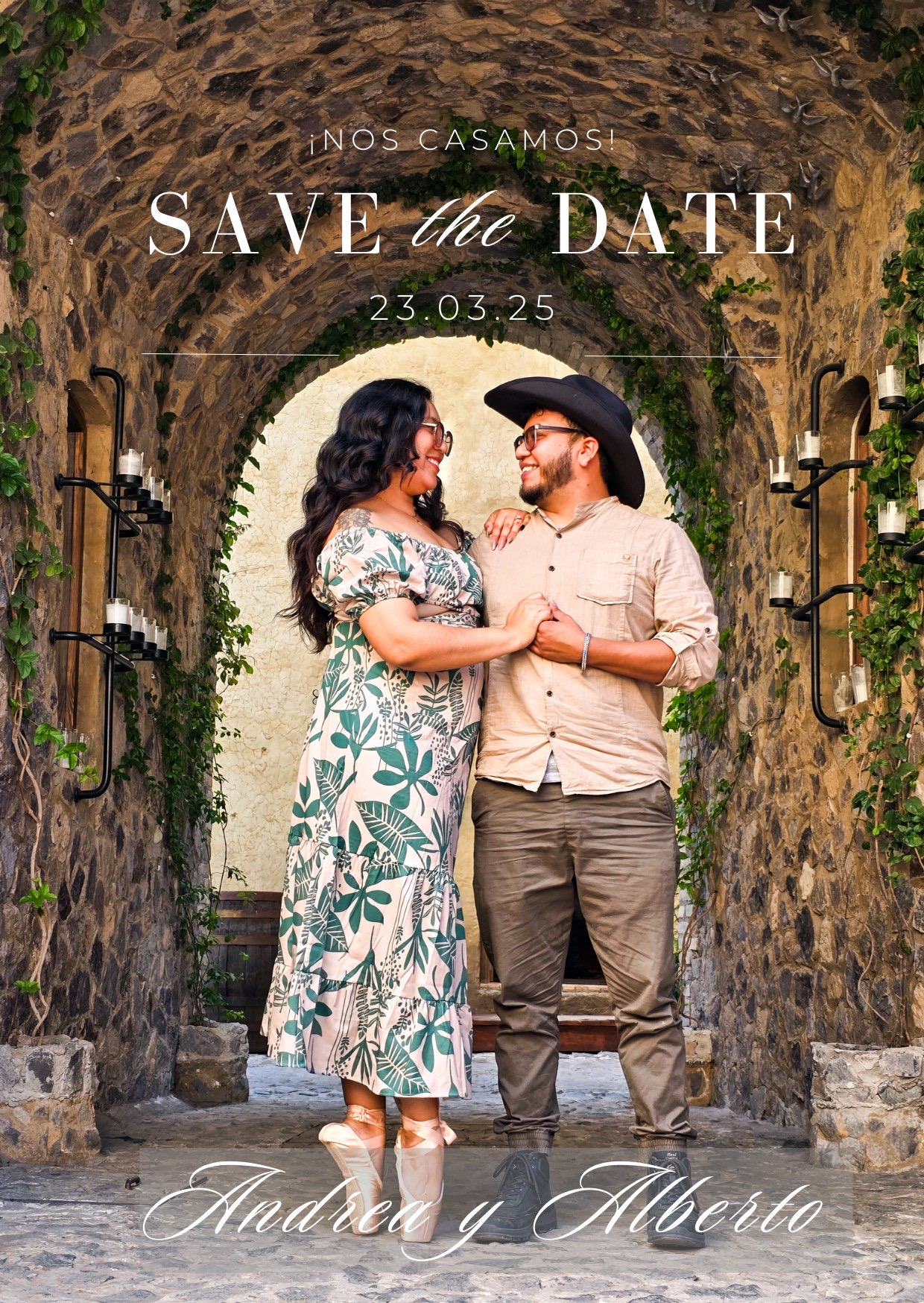 Pareja frente a un arco de piedra en invitación Save the Date