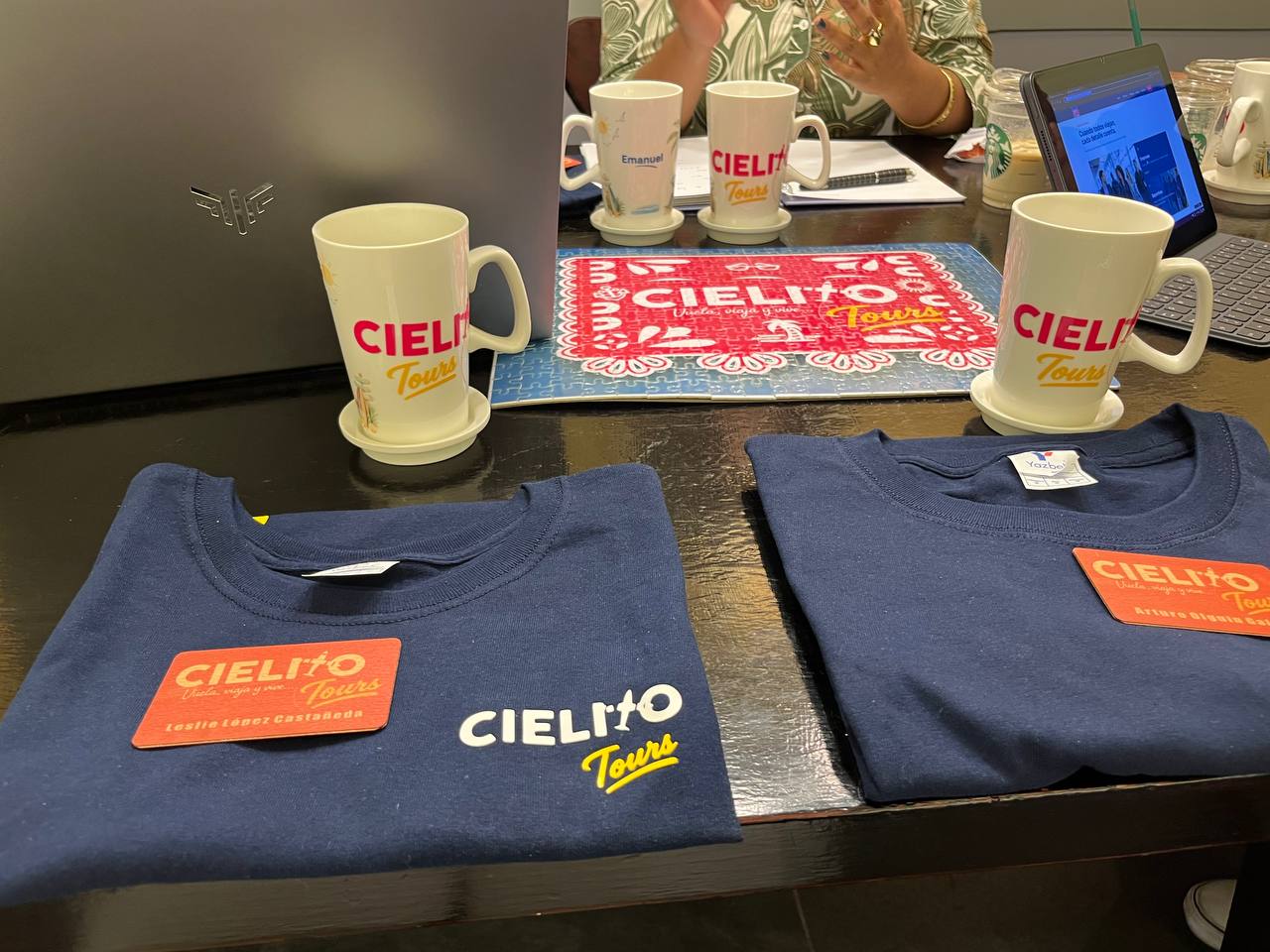 Artículos de marca Cielito Tours sobre una mesa
