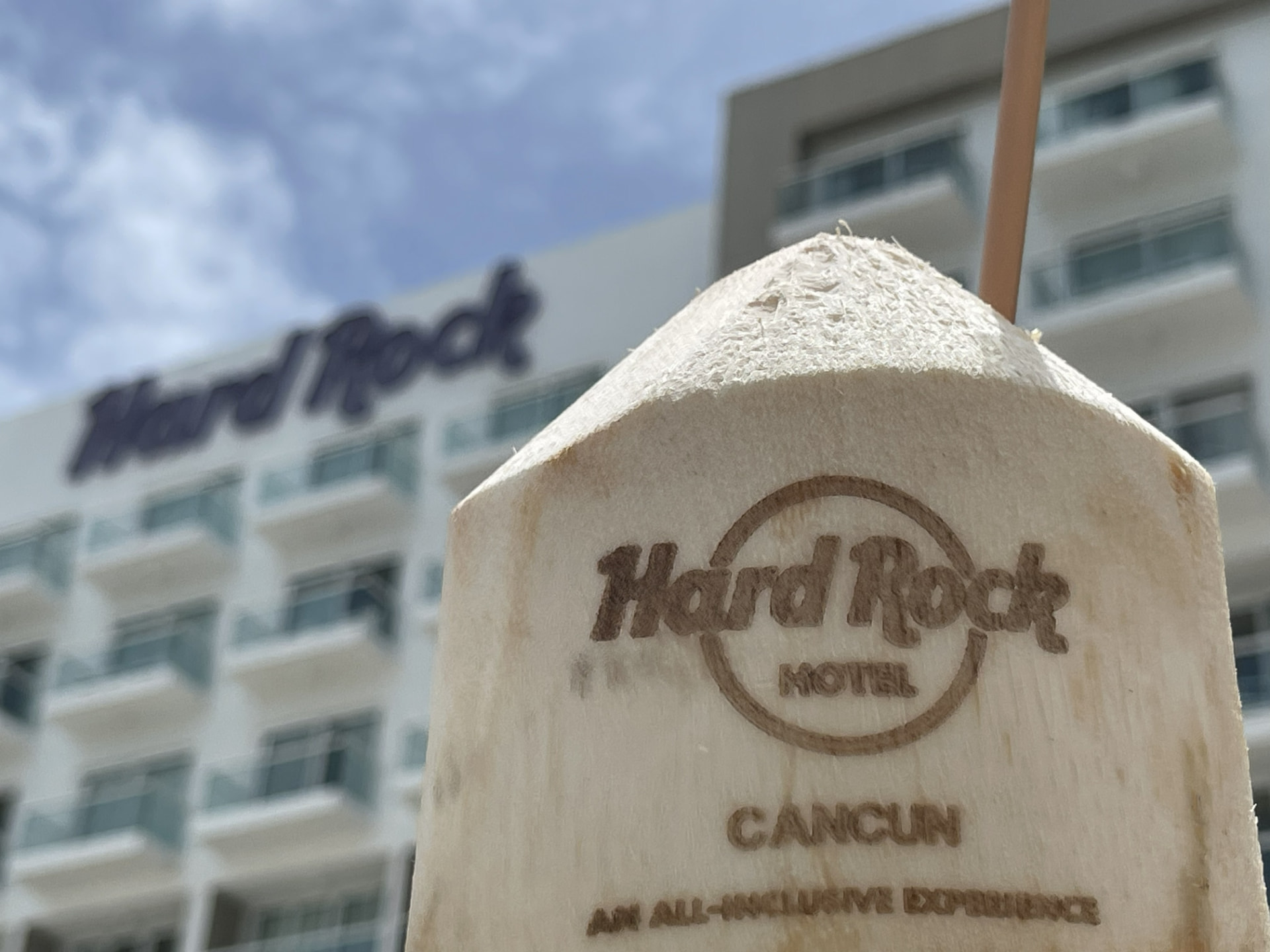 Coco con logotipo de Hard Rock Hotel Cancún